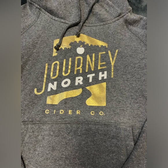 Size medium sweater - Picture 3 of 5